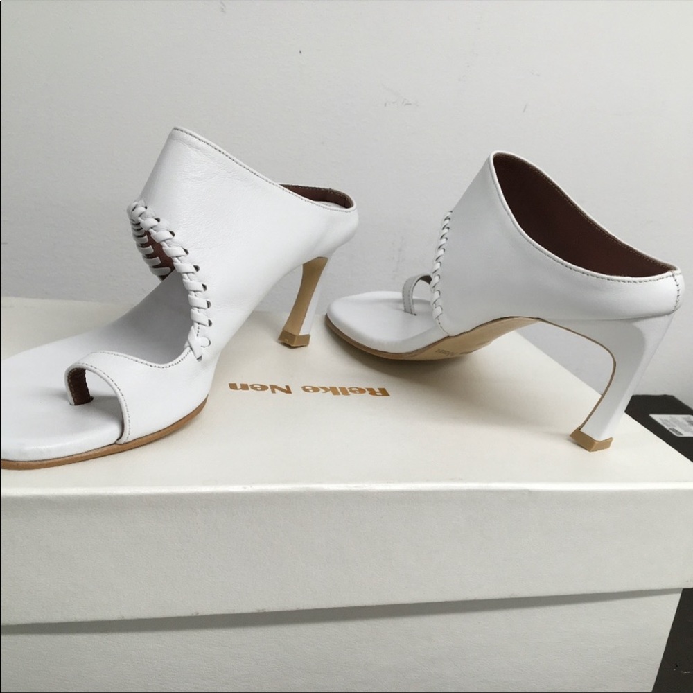 White Reike nen toe heels / mules